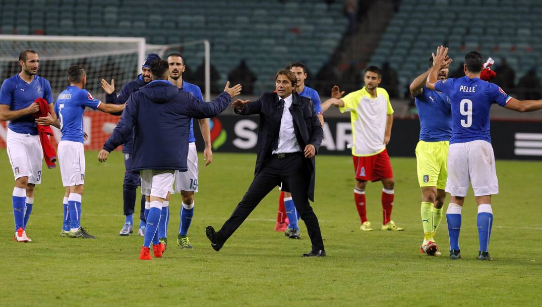 Il ct. Conte si congratula al termine del match. Epa